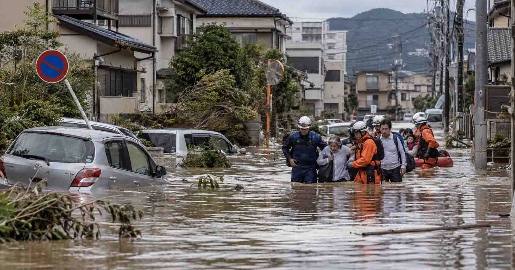 إعصار دوجان في اليابان يتسبب بفيضانات قرب طوكيو Typhoon Dujuan in Japan